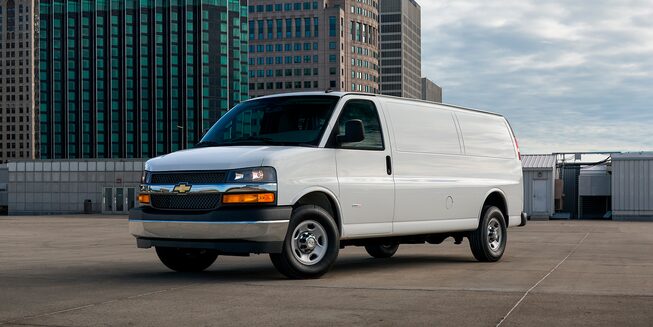 Camioneta Chevrolet Express Van 2024 con faros de halógeno y rines de acero de 16 pulgadas